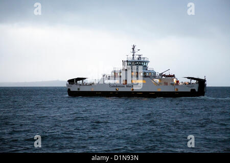 Largs, North Ayrshire, Schottland, Großbritannien, Montag, 31. Dezember 2012. Am frühen Morgen fährt die kaledonische MacBrayne-Fähre Loch Shira von Largs zur Insel Great Cumbrae im Firth of Clyde Stockfoto