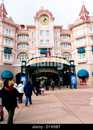 Besucher machen den Weg zum Eingang des Disneyland Park, Paris, Frankreich Stockfoto
