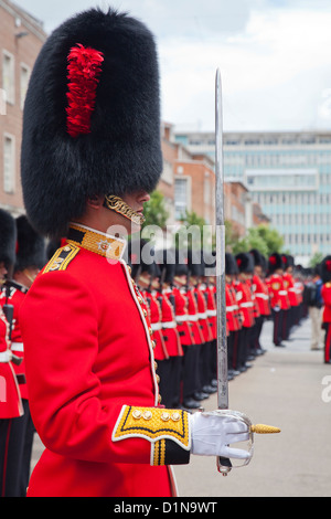 Die Coldstream Guards Parade in Exeter, UK, 2011. Die Wachen im Vordergrund hält eine zeremonielle Schwert. Stockfoto