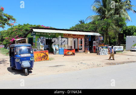 Tourismusmarkt mit handgefertigten Kunst für Verkauf, Kenia, Ostafrika Stockfoto