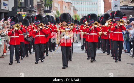 Die Band von den Coldstream Guards marschieren durch High Street, Exeter, UK 2011, die von Mitgliedern der Öffentlichkeit beobachtet. Stockfoto
