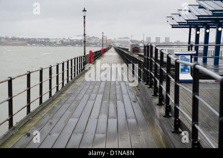 Southend on Sea, Essex. Einem nassen und windigen Tag auf Southend Pier, der weltweit längsten Vergnügen Pier bei 1 und 1/4 Meilen lang. Die meisten Menschen ferngehalten das Wetter an diesem Tag.  Bildnachweis: Allsorts Stock Foto / Alamy Live News Stockfoto