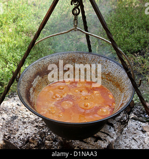 Ungarische Gulasch kochen in einem Kessel über offenem Feuer Stockfoto