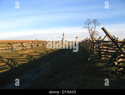 Die Bloody Lane auf dem Antietam National Battlefield in Maryland ist der Ort einer der blutigsten Begegnungen während des Amerikanischen Bürgerkriegs. Die Schlacht, die am 17. September 1862 ausgetragen wurde, war ein entscheidender Moment in der US-Geschichte, mit erheblichen Verlusten auf beiden Seiten. Die Stätte ist als historisches Denkmal erhalten. Stockfoto