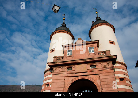 Deutschland, Heidelberg. Twin Tower Brückentor (Bridge Gate) oder alte Stadttor an der Karl-Theodor-Brücke. Stockfoto