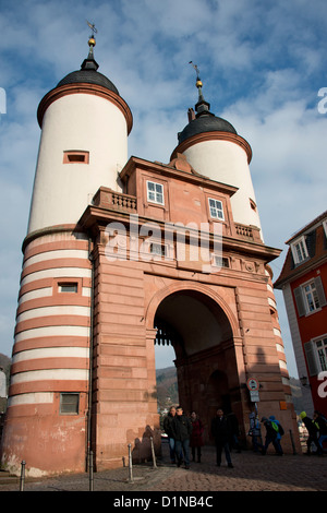 Deutschland, Heidelberg. Twin Tower Brückentor (Bridge Gate) oder alte Stadttor an der Karl-Theodor-Brücke. Stockfoto