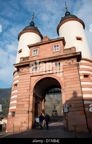 Deutschland, Heidelberg. Twin Tower Brückentor (Bridge Gate) oder alte Stadttor an der Karl-Theodor-Brücke. Stockfoto