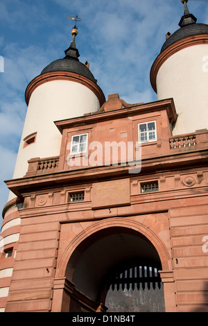 Deutschland, Heidelberg. Twin Tower Brückentor (Bridge Gate) oder alte Stadttor an der Karl-Theodor-Brücke. Stockfoto