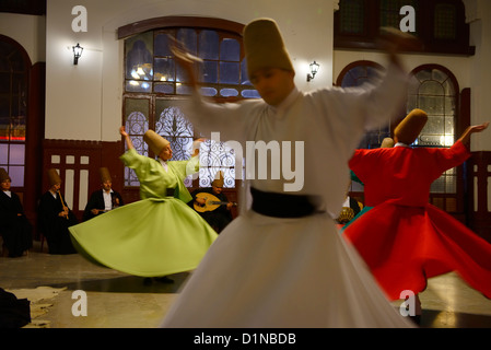 Spinnerei männliche und weibliche tanzenden Derwische in einer Sema Zeremonie mit Musikern in Istanbul Bahnhof Türkei Stockfoto