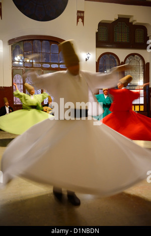 Mann mit weiblichen Spinnen Bahnhof tanzenden Derwische in einer Sema Zeremonie mit Musikern in Istanbul Türkei Stockfoto