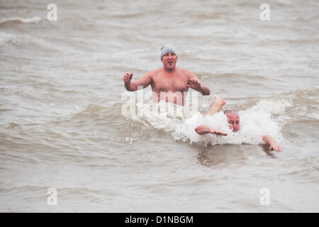 Southend, UK. 31. Dezember 2012. Johnson Brothers gedenken die Streuung der ihrer Eltern Asche am Strand in Southend on Sea.  Die Brüder feierte die Zeremonie halten ihr Versprechen, auf Vorabend des neuen Jahres im Einfrieren, eisigen, kalten Wasser schwimmen. Bildnachweis: Gordon Scammell / Alamy Live News Stockfoto