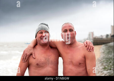 Southend, UK. 31. Dezember 2012. Johnson Brothers gedenken die Streuung der ihrer Eltern Asche am Strand in Southend on Sea.  Die Brüder feierte die Zeremonie halten ihr Versprechen, auf Vorabend des neuen Jahres im Einfrieren, eisigen, kalten Wasser schwimmen. Bildnachweis: Gordon Scammell / Alamy Live News Stockfoto