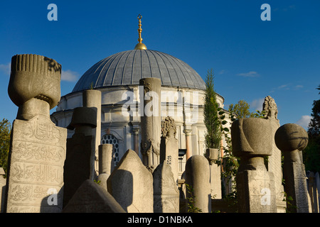 Sonne auf Grabsteinen und Mausoleum auf dem osmanischen Friedhof von Eyüp Sultan Moschee Istanbul-Türkei Stockfoto