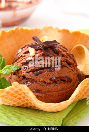 Schokolade Eis in einer Waffel-Schüssel Stockfoto