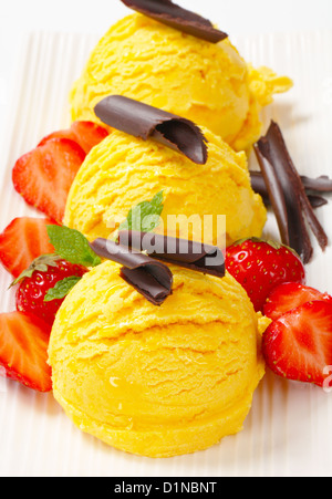 Drei Kugeln Eis mit Schokolade locken und Erdbeeren garniert Stockfoto
