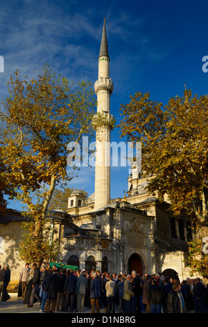 Grüne Kästchen im Trauerzug an Eyüp-Sultan-Moschee in Istanbul Türkei Stockfoto