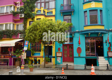 Bunte Häuser und Restaurants auf Yerebatan Straße in Sultanahmet Istanbul Türkei Stockfoto