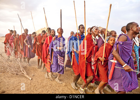 Maasai Bedenkenträger oder Männer und Frauen gesehen im Olpopongi Maasai Cultural Village in Tansania; Ost-Afrika; Afrika Stockfoto