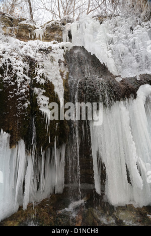 Ein gefrorener Wasserfall im Schatten fällt in St. Paul, Minnesota. Stockfoto