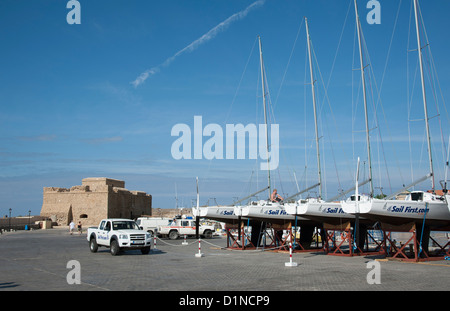 Erste Unternehmen J 80 Yachten zu segeln, auf dem Kai in Paphos Zypern mit einer Kulisse der mittelalterlichen Festung Stockfoto