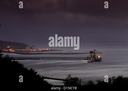 Firth of Clyde, Largs, North Ayrshire, Schottland, Großbritannien, Montag, 31. Dezember 2012. Dunkler Himmel über dem Hunterston Coal Terminal am Firth of Clyde in der Abenddämmerung am letzten Tag des 2012 Stockfoto