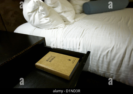 Bibel links von den Gideons in einer Schublade an der Seite des Bettes in einem Hotelzimmer in Las Vegas Nevada, USA Stockfoto