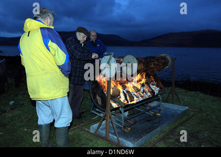 31. Dezember 2012 - Hogmanay Vorbereitungen der Röstung ein Schwein am Spieß in Gang kommen auf der schottischen Isle of Mull wie Einheimischen darauf vorbereiten, im Jahr 2013 zu sehen. Stockfoto