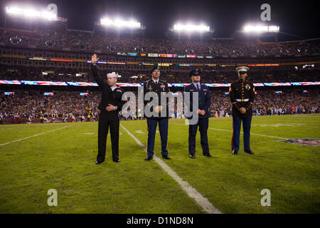 US Navy Petty Officer 1st Class Joshua Langlois, links, stationiert auf der USS Arleigh Burke und gebürtig aus Tri-Cities, Washington, US Army Staff Sgt Shawn Hibbard, zweiter von links, ein Infanterist zugewiesen Joint Staff - Armee-Reserve-Element aus Suffolk, Virginia, Vereinigte Staaten Luftwaffe Sr. Airman Zach Sweigart, dritte von links, stationiert in Air Force Ehrengarde von Lancaster , PA und US Marine SGT Wayne Miller, ganz rechts, stationiert am Hauptsitz Marine Corps aus Orlando, Florida, sind anerkannt für ihre hervorragenden Service während der Washington Redskins und Dallas Cowboys Spiel bei FedEx Field in Stockfoto