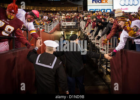 Mitarbeiter der U.S. Navy und Army nehmen an einem Fantreffen während des Spiels Washington Redskins vs Dallas Cowboys im FedEx Field, Landover, MD, Teil., 30. Dezember 2012. zu Ehren der Mitglieder des Militärdienstes. Stockfoto
