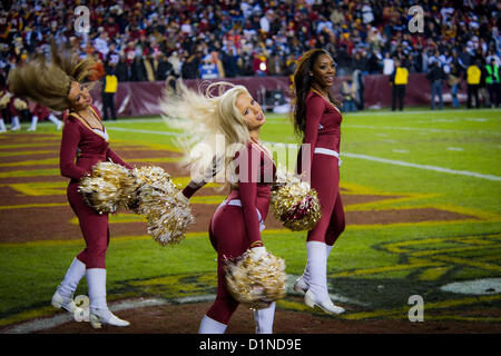 Nachdem die Truppen für ihren Dienst geehrt wurden, treten die Washington Redskins Cheerleader während des NFL-Spiels zwischen den Washington Redskins und den Dallas Cowboys im FedEx Field, Landover, Maryland auf. Die Redskins gewannen 28-18 und erreichten die Playoffs vor über 82.000 Zuschauern. Die Truppen wurden von der USAA für ihren Dienst während der Veranstaltung geehrt. Stockfoto
