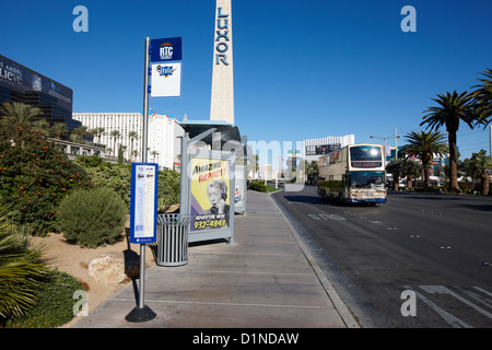 RTC Deuce Sdx Bushaltestelle vor dem Luxor Hotel am Las Vegas Boulevard Nevada USA Stockfoto