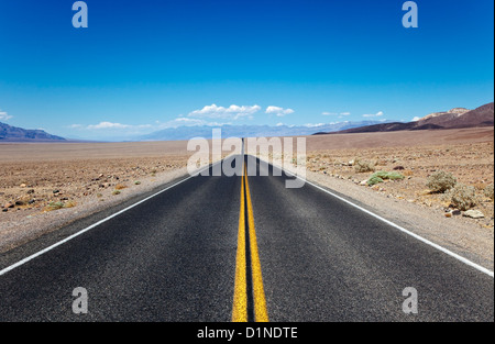 Endlose Straße in Death Valley, USA Stockfoto