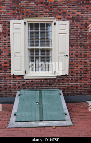 Haus im Kolonialstil Keller Eingang Stockfoto, Bild: 52708496 - Alamy