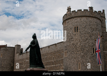 Königin Victoria vor Windsor Castle Berkshire Stockfoto