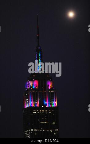 31. Dezember 2012 - Manhattan, New York, USA - das Empire State Building-Licht-Show für Silvester Montag, 31. Dezember 2012. (Bild Kredit: Bryan Smith/ZUMAPRESS.com ©) Stockfoto