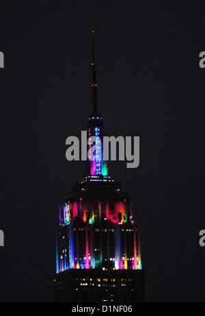 31. Dezember 2012 - Manhattan, New York, USA - das Empire State Building-Licht-Show für Silvester Montag, 31. Dezember 2012. (Bild Kredit: Bryan Smith/ZUMAPRESS.com ©) Stockfoto