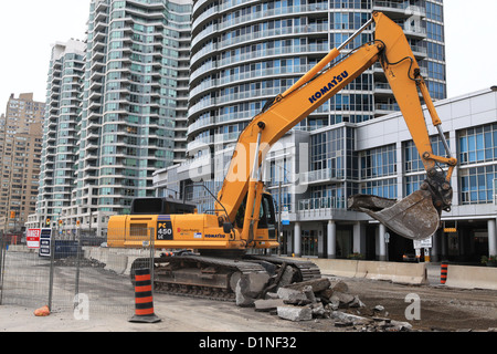 Komatsu Bagger bei der Arbeit an Straßenbaustelle in Toronto Stockfoto