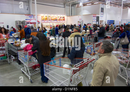 Costco Shopper aufgereiht am Kassen. Stockfoto