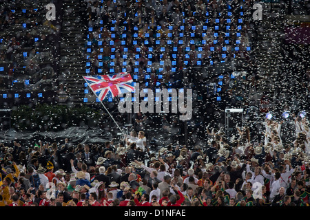 Britische Leitung von Fahnenträger Chris Hoy bei der Eröffnungsfeier, die Olympischen Spiele in London 2012 Stockfoto