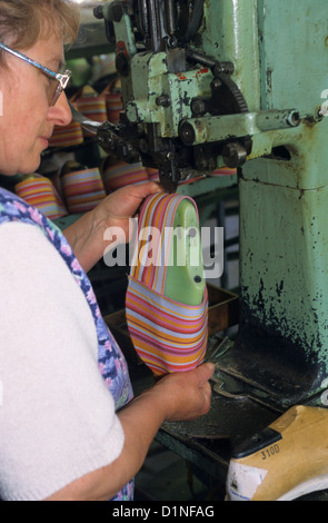 Berühmte katalanische Sandale Handwerk Fabrik von Saint Laurent de Cerdans, Östliche Pyrenäen, Languedoc-Roussillon, Frankreich Stockfoto