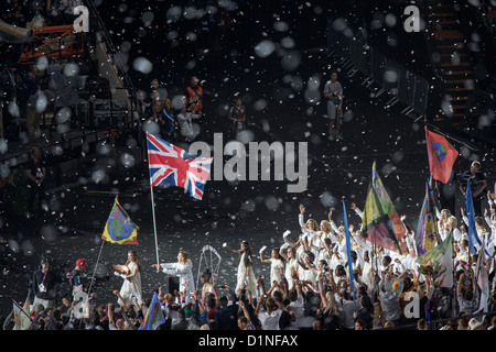 Britische Leitung von Fahnenträger Chris Hoy bei der Eröffnungsfeier, die Olympischen Spiele in London 2012 Stockfoto