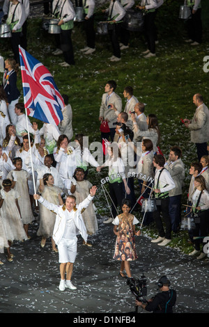 Britische Leitung von Fahnenträger Chris Hoy bei der Eröffnungsfeier, die Olympischen Spiele in London 2012 Stockfoto