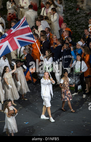 Britische Leitung von Fahnenträger Chris Hoy bei der Eröffnungsfeier, die Olympischen Spiele in London 2012 Stockfoto