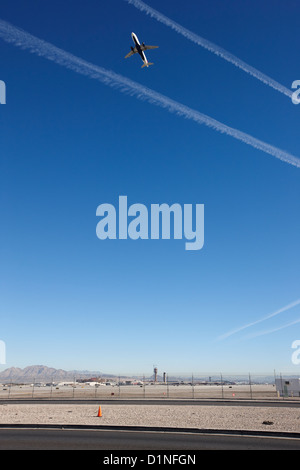 Flugzeug, Aufbruch in blauer Himmel mit Kondensstreifen am Ende der Start-und Landebahn an Mccarran international Airport Las Vegas Nevada, USA Stockfoto