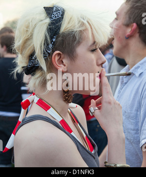 Eine junge Frau raucht eine große Hand gerollt Zigarette bei einem Protest fordern die Legalisierung von Cannabis im Londoner Hyde Park Stockfoto