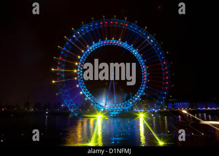 London, UK. 1. Januar 2013. Ein atemberaubendes Feuerwerk rund um die EDF Energy London Eye auf der Southbank gekauft im neuen Jahr. Bis zu 250.000 Personen verpackt an den Ufern der Themse, das Display mit Millionen mehr im Fernsehen sehen, in ganz Großbritannien zu sehen. Stockfoto