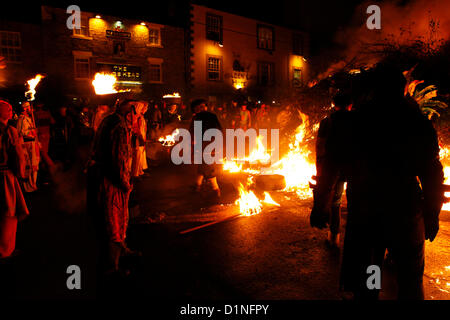 Allendale, Northumberland, UK. 1. Januar 2013. Teilnehmer angezündet am Lagerfeuer bei der New Year Eve Tar Bar'l (Tar Barrel) Feierlichkeiten in Allendale, Northumberland. Die traditionellen Feierlichkeiten, die das Dorf beinhalten die Männer tragen brennen Stockfoto