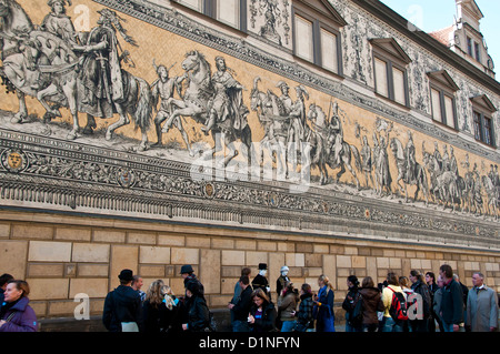 Furstenzug oder der Fürstenzug äußere Wahrzeichen Wandbild mit Touristen, Dresden, Deutschland Stockfoto