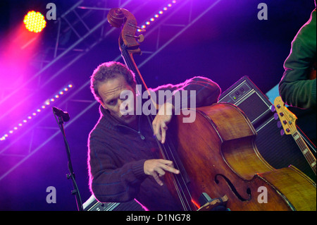 Israelische Bassist Avishai Cohen auf der Bühne auf dem Stockholm Jazz Festival. Stockfoto