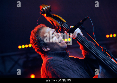 Israelische Bassist Avishai Cohen auf der Bühne auf dem Stockholm Jazz Festival. Stockfoto